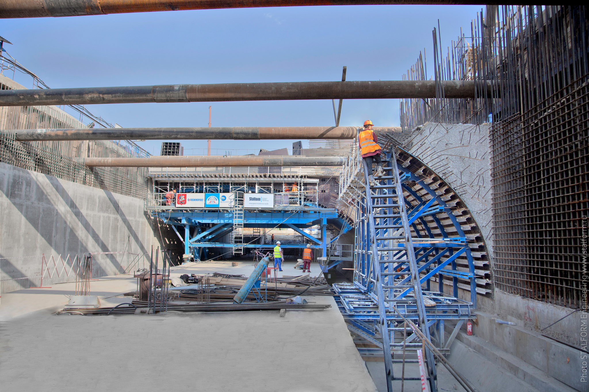 При строительстве станции метро &laquo;Битцевский парк&raquo; в Москве использовался горизонтально-перемещаемый опалубочный агрегат Stalform.